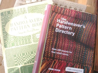 サンプル織りの本、この２冊 2 pattern books: 仙台 手織り教室